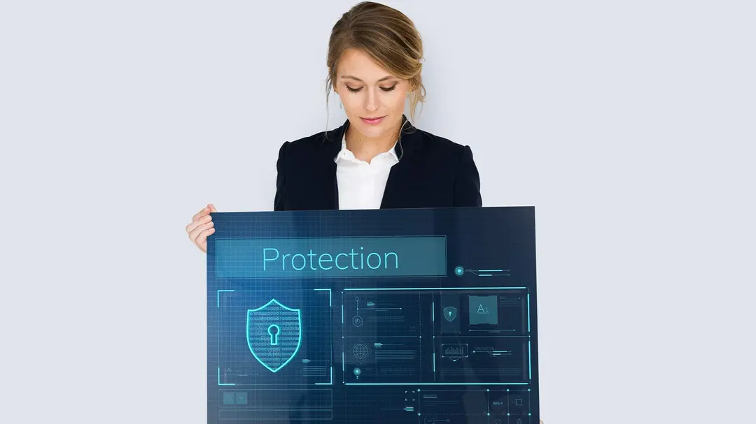 Mulher em pé segurando uma placa com a palavra protection