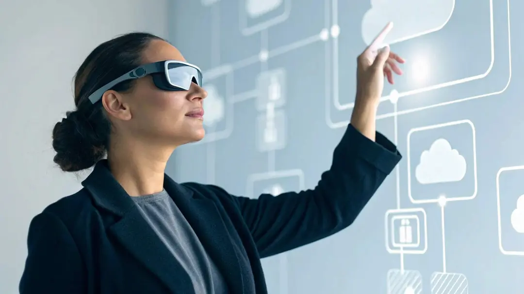 Mulher usando óculos futurísticos interagindo com uma interface holográfica à sua frente