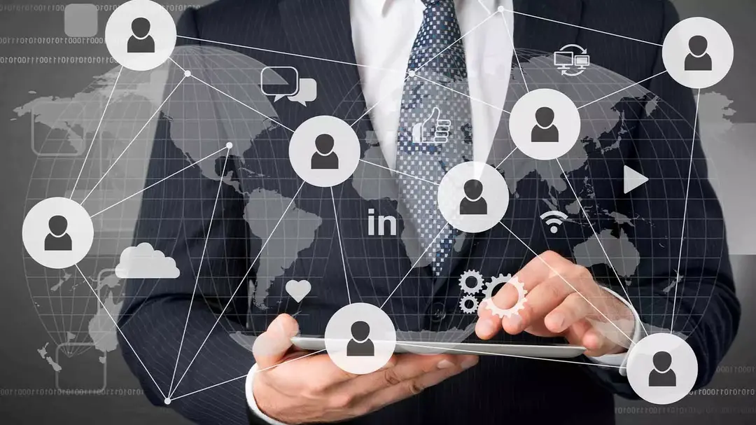 Homem segurando um tablet e uma ilustração de conectividade sobreposta