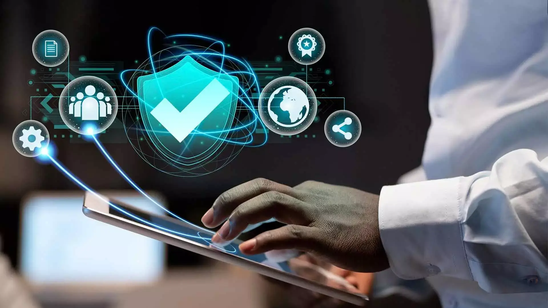 Pessoa interagindo com uma tablet