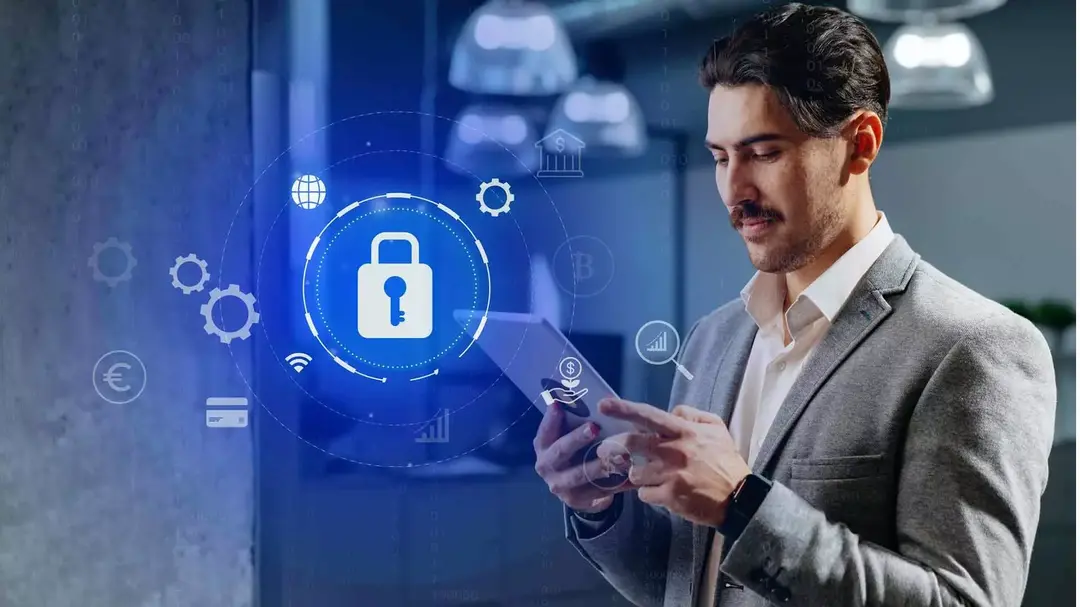 Homem interagindo com um tablet