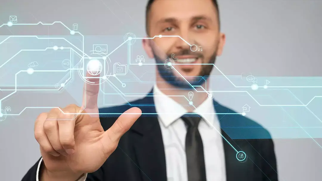 Homem sorridente interagindo com uma imagem holográfica projetada à sua frente