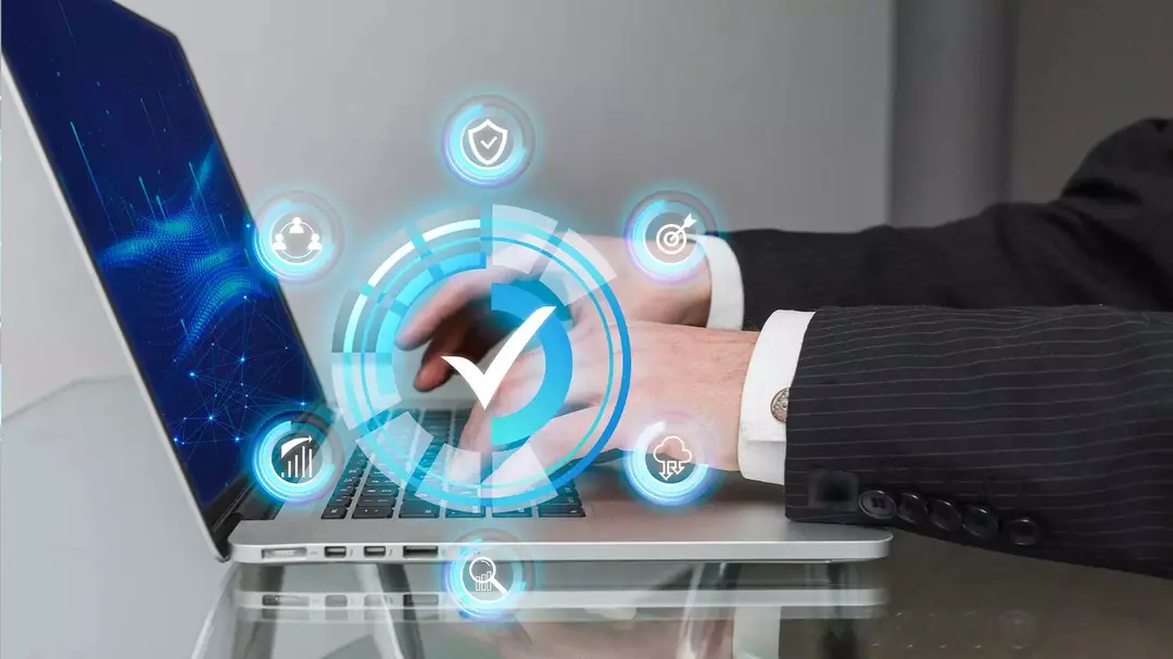 Pessoa utilizando um notebook