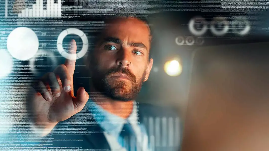 Homem interagindo com uma imagem holográfica projetada à sua frente