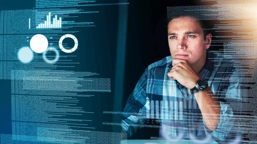 Homem pensativo olhando para uma imagem holográfica projetada à sua frente