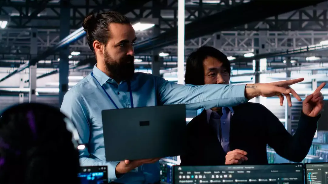 Dois homens apontando o dedo para algo à sua frente